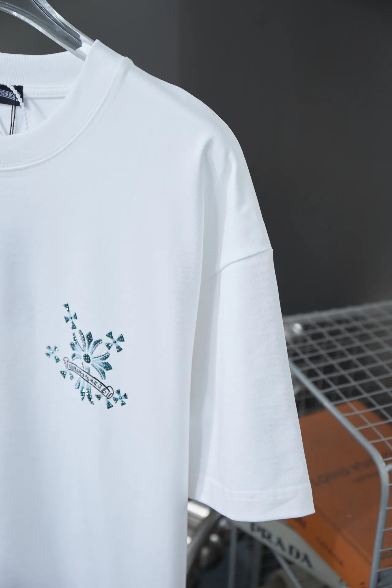 🅿️190 Ch*ome Hearte 25SS early spring new style Crow heart graffiti printed hot diamond short sleeves Light luxury essential item for daily commuting for men and women Correct version Welcome to compare Detailed features · 320g 100% pure cotton double yarn jersey fabric · Custom dyed in the same cylinder, special thickened 32 pieces double-strand 1X1 thread · Digital direct printing ➕Imported Australian pearlescent diamonds · Double needle stitching and cross-stitch technology · Original main mark, washed tag, brand moisture-proof paper packaging Color: black/white Size: S/M/L/XL